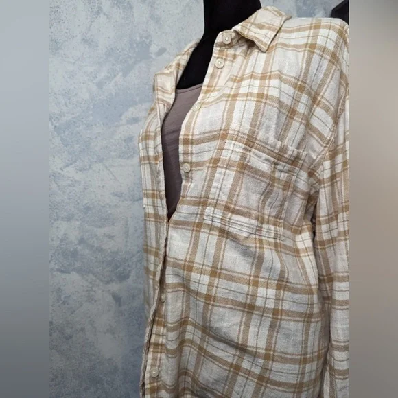 Old Navy Pleated Tan Long Sleeve Boyfriend Shirt size L - Picture 3 of 8